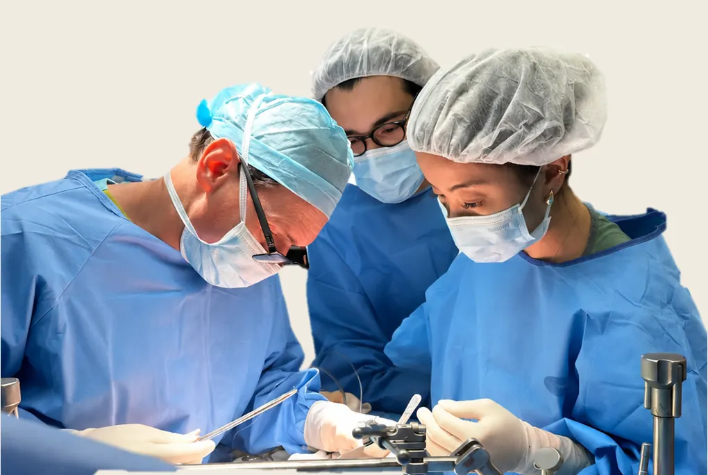 Dr. André Roncon e equipe cirúrgica no centro cirúrgico